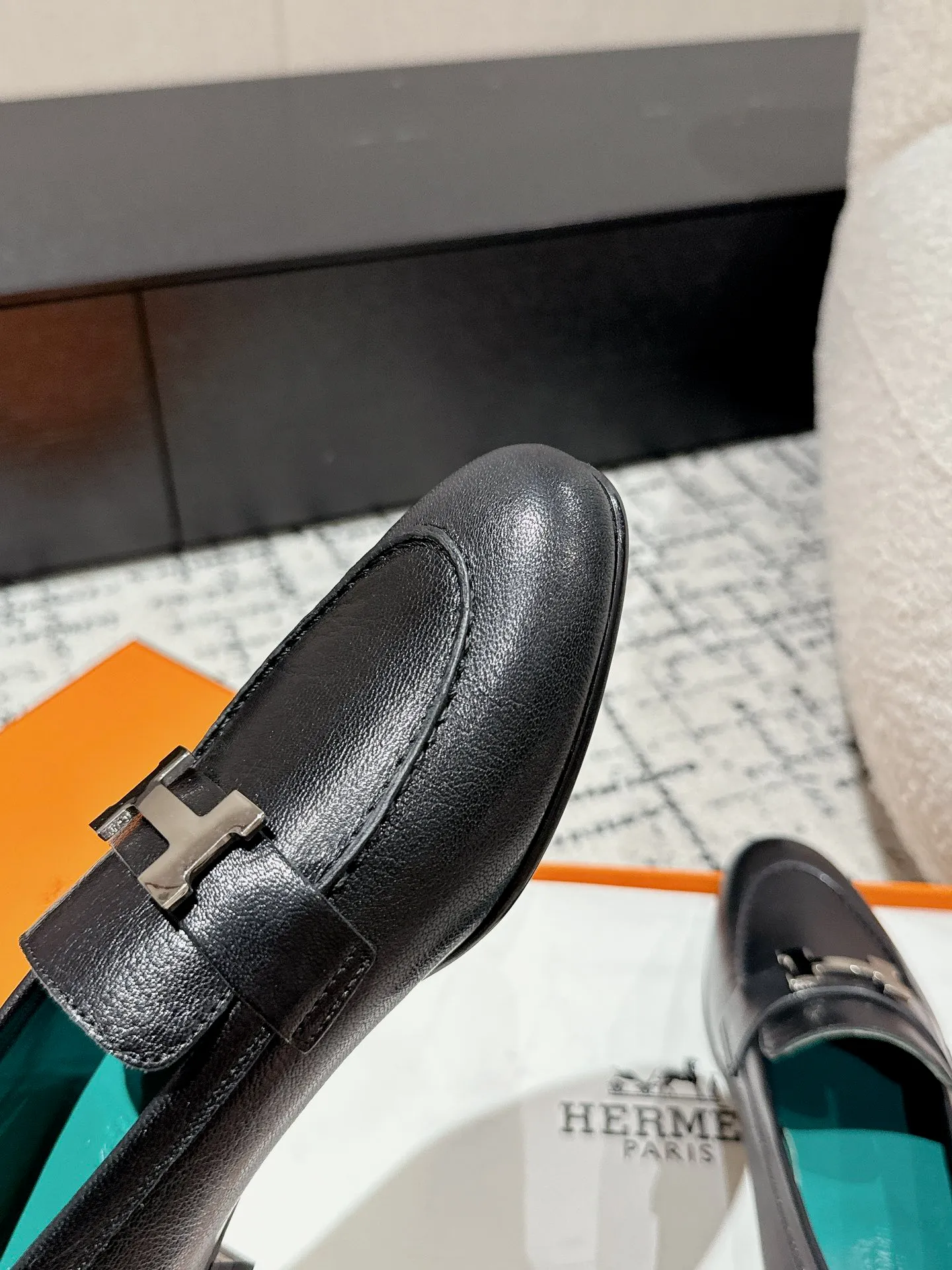 👟👟Ex-factory price 720👟👟 (top version) Hermes/25ss classic model is undoubtedly the leader in luxury goods. Every single product is very popular‼ ️Although the styles are few, they are more refined and more classic. They never go out of style. They are a brand that maintains and appreciates value. It is rare to have such a reputation in consumer goods sincerely! This pair of shoes is a classic style of this brand. It is decorated with metal buckles exclusive to Hermès. It is a classic that has become more and more beautiful over the course of history. We will bring out some goods from the channel in small quantities! The leather feels very, very soft and feels like baby skin! Feel the luxury! Supplies are huge! ✔️Material: imported sheepskin upper ✔️Inner lining/foot pads: imported sheepskin ✔️Outsole: genuine leather ➕tpu bottom ⚠️ ✔️Size: 35/36/37/38/39 (40/41/42 can be ordered)